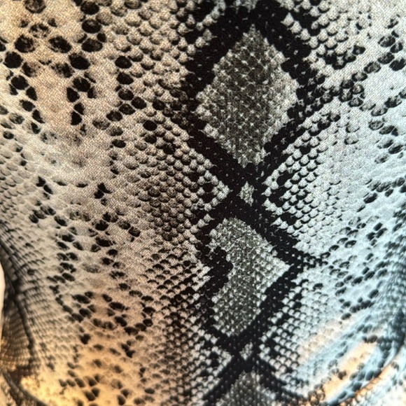 ASOS One Shoulder Black & Gray Snake Print Peplum Top Sz 4 - Picture 3 of 5